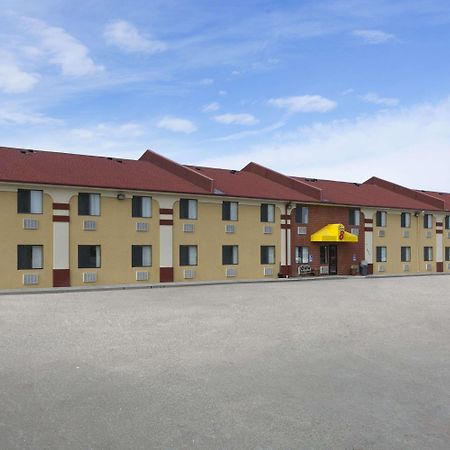 Super 8 By Wyndham Park City/North Wichita Area Exterior photo